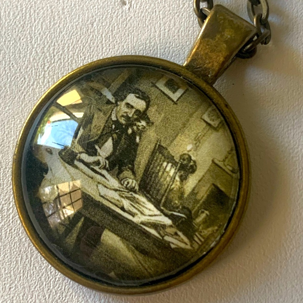 Necklace Poe at Desk